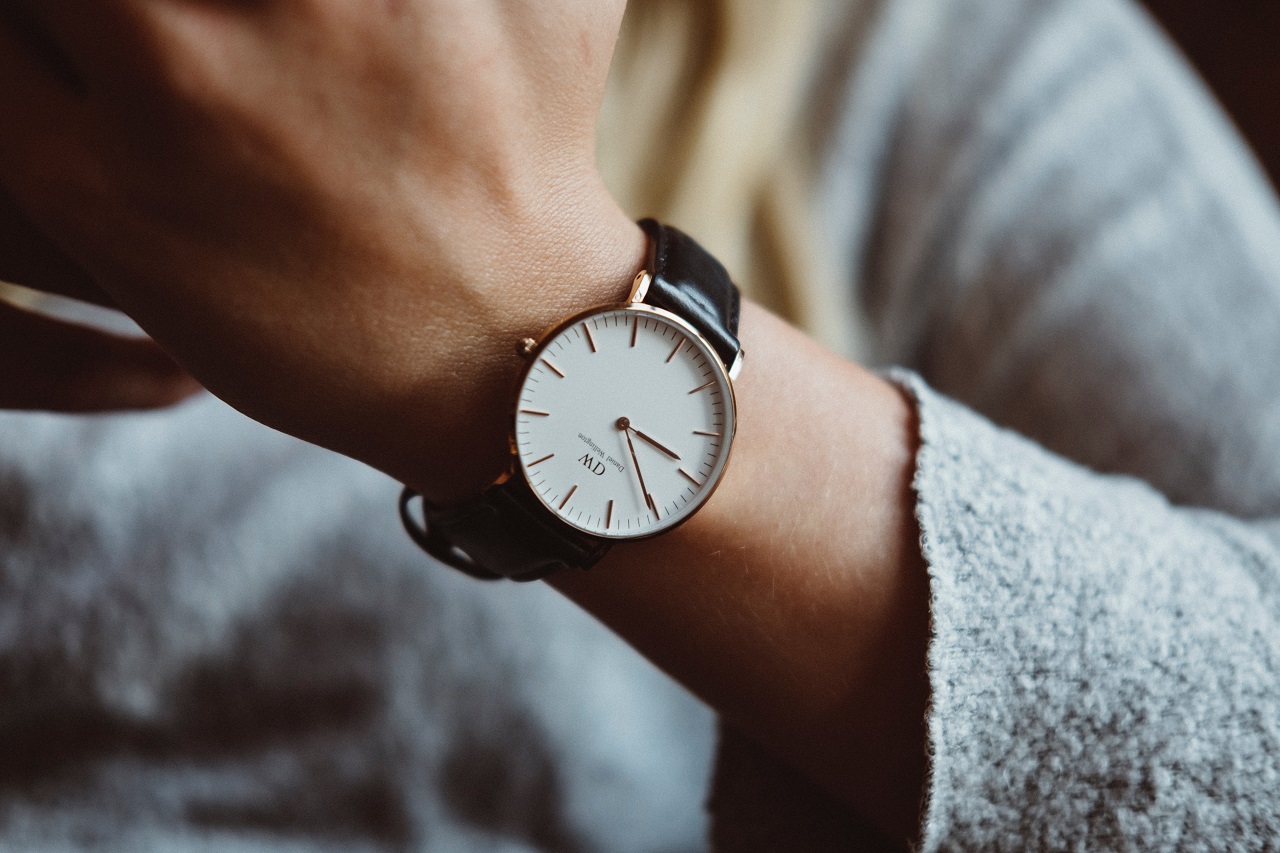 Jakimi cechami różni się zegarek męski od damskiego?