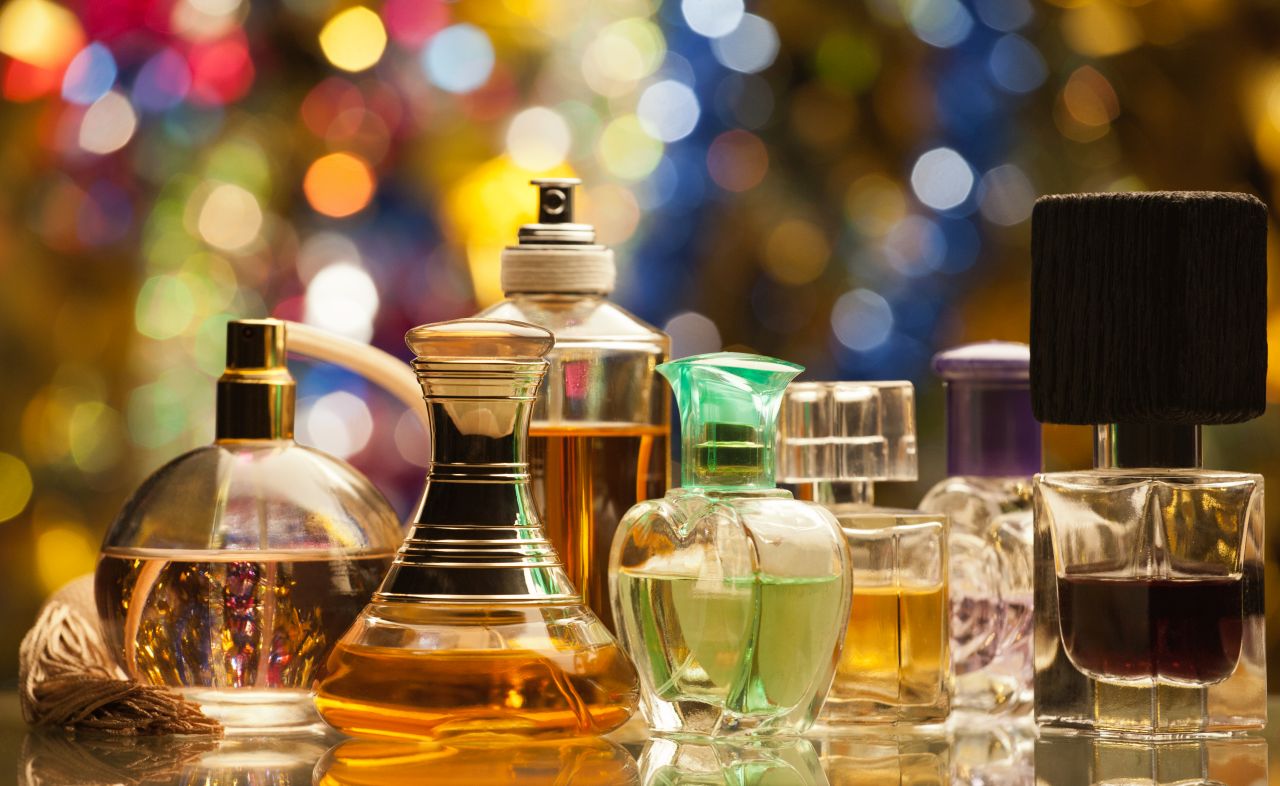 Dlaczego perfumetki okazują się być bardziej opłacalnym zakupem niż całe fiolki perfum?