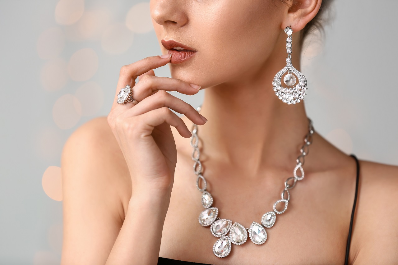 Jakie typy biżuterii damskiej szczególnie warto wyróżnić na rynku?