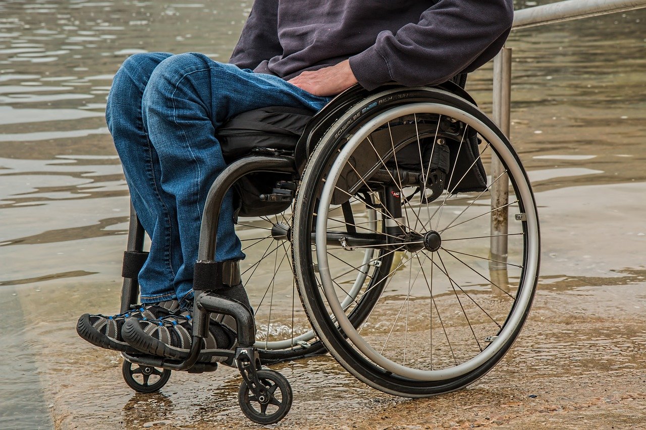 Refundacja NFZ wózka inwalidzkiego – komu przysługuje?