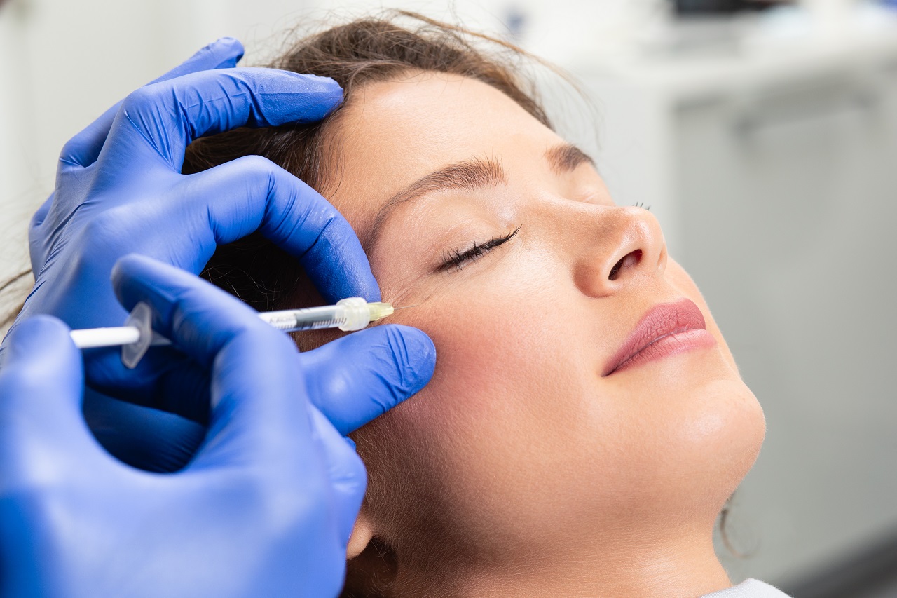Mezoterapia igłowa twarzy – dlaczego warto z niej skorzystać?