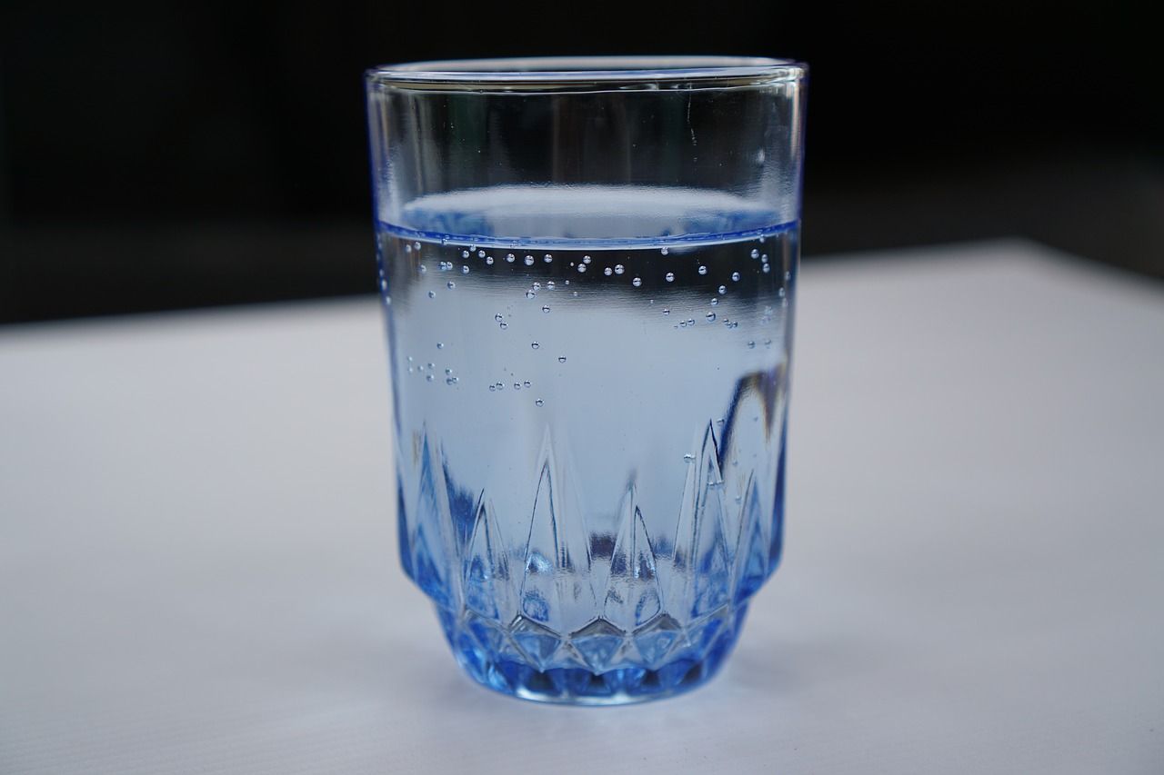 Woda mineralna – dlaczego warto ją pić?