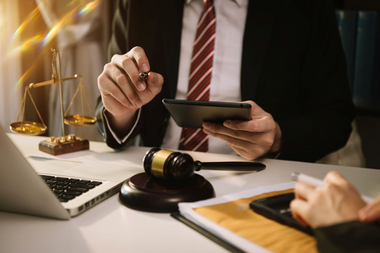 Radca prawny – jakimi rodzajami spraw się zajmuje?